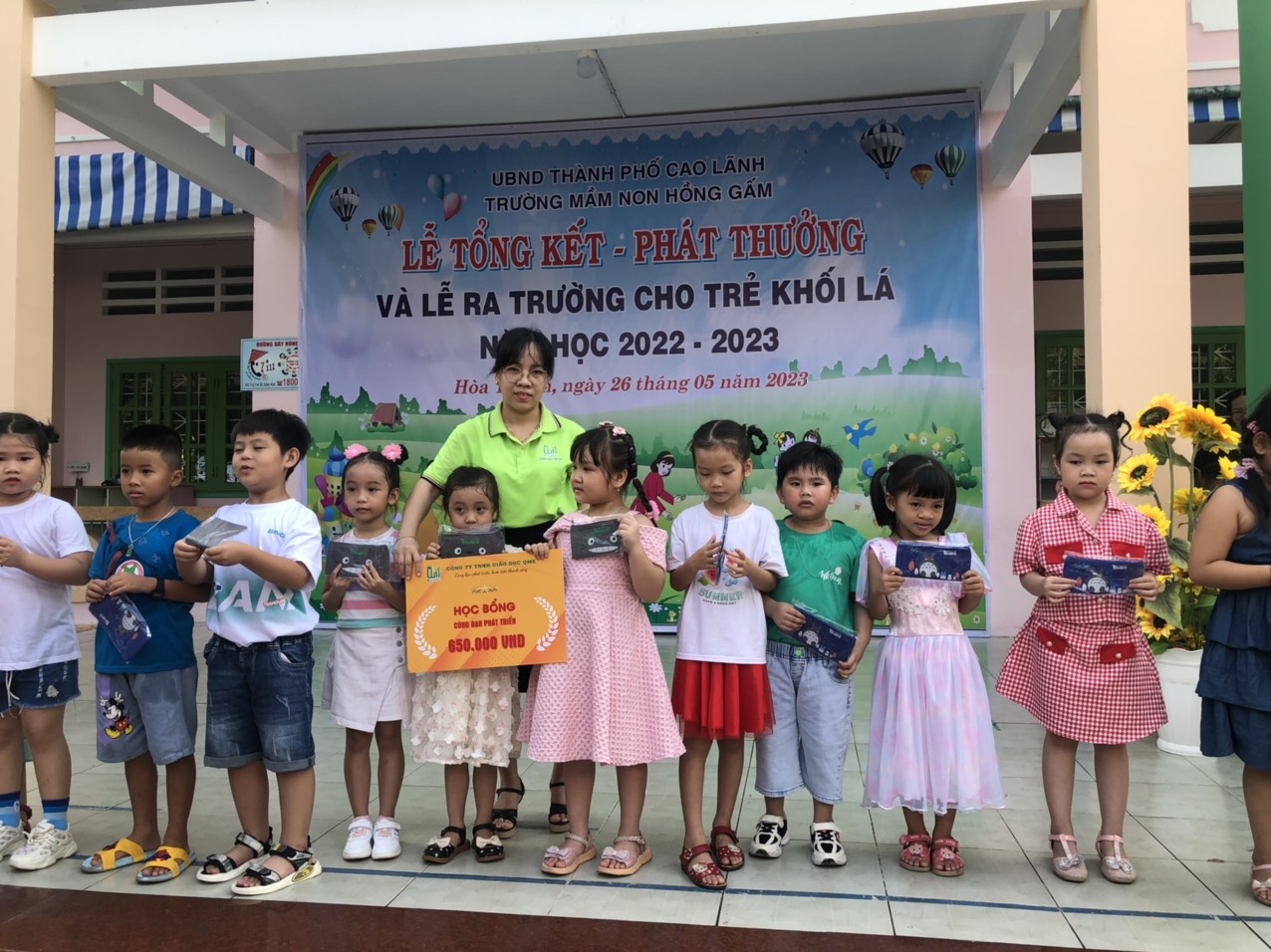 Ngày 26/05/2023: Lễ Tổng Kết, Phát Thưởng và lễ ra trường cho trẻ Khối Lá Năm Học 2022 - 2023 tại Trường Mầm non Hồng Gấm